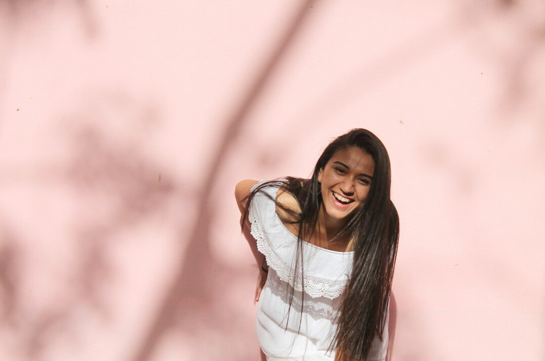 Retrato de uma mulher brasileira sorridente, mentora de comunicação